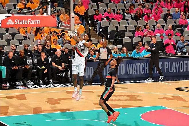 马刺大胜开拓者 亨德森反思球队攻防不足