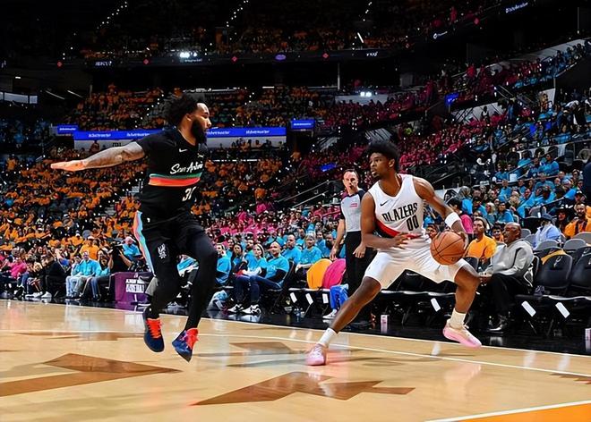 马刺大胜开拓者 亨德森反思球队攻防不足